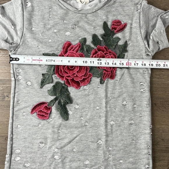Local Lab Women’s Grey Distressed Embroidered 3D Floral Top, size medium - Picture 7 of 9
